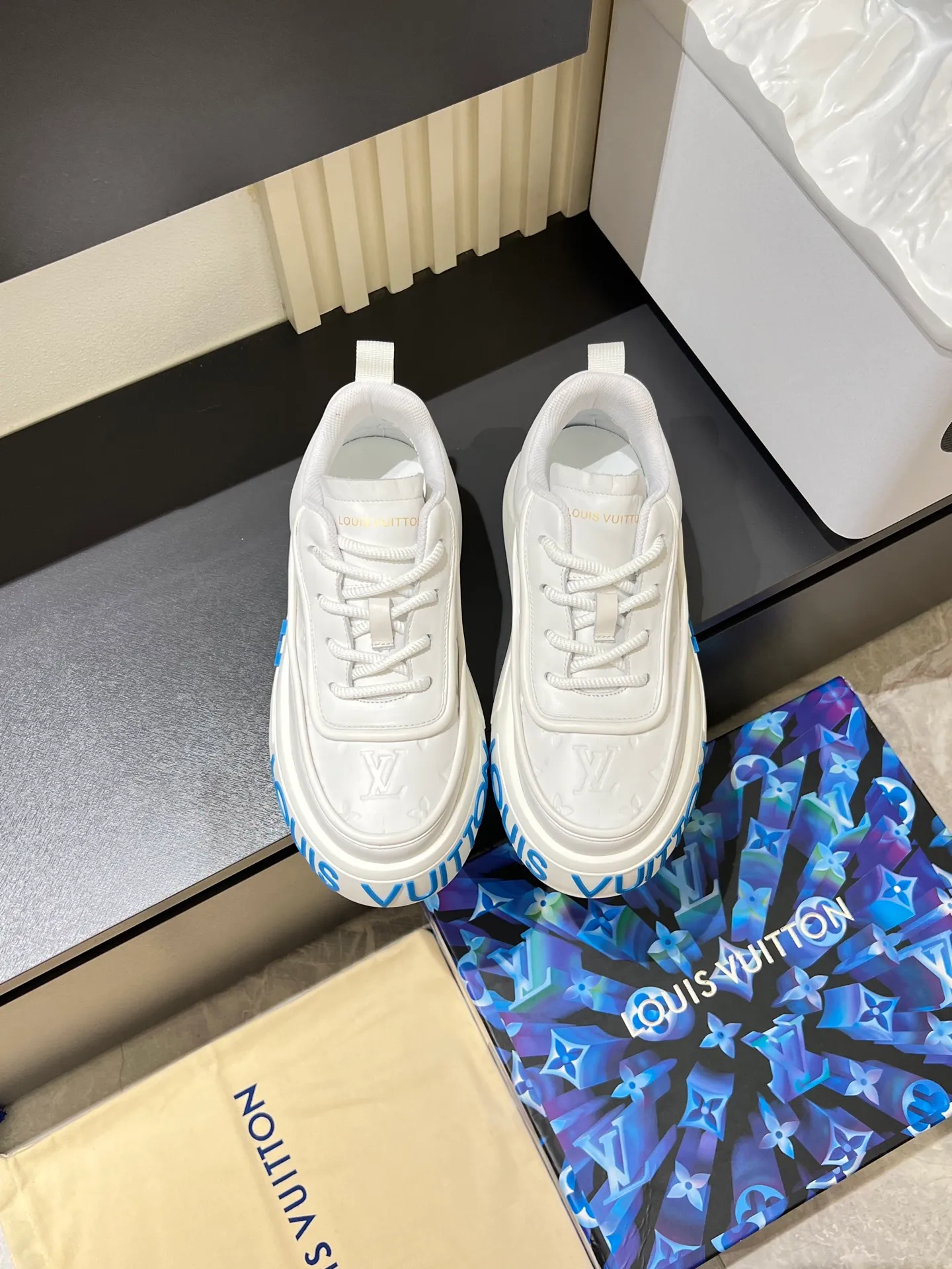 p560 "LOUI* VUITTO*" popular men's casual shoes, genuine development in Italy💯Purchase level quality✔️The upper is made of official website material first-layer cowhide, comfortable and soft sheepskin feet⚡️Fashionable and versatile. The toe last shape is firm and full, and the soles are made from LV original molds and can be freely entered and exited the counter. They are light and comfortable on the foot~purely handmade, details determine the quality! Size:39-44, (38.45 customized)